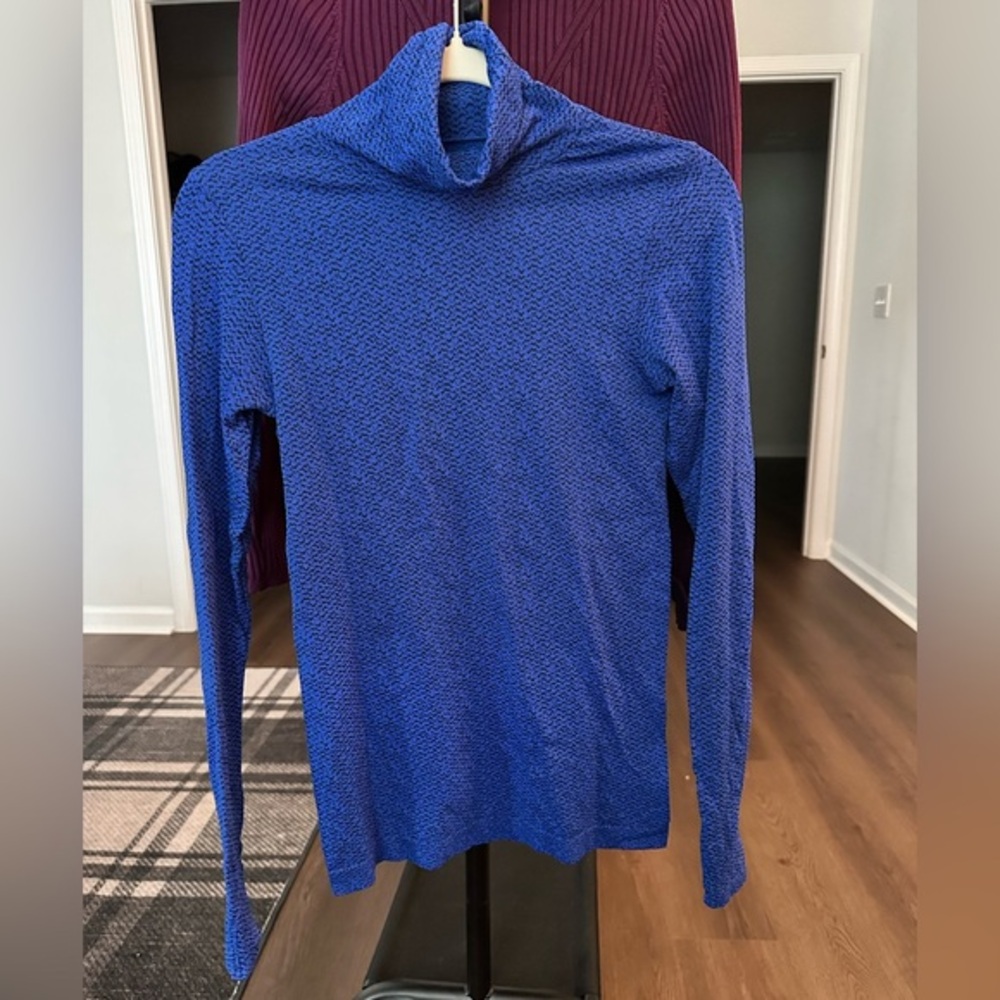Athleta Textured Blue/Black Turtleneck Top